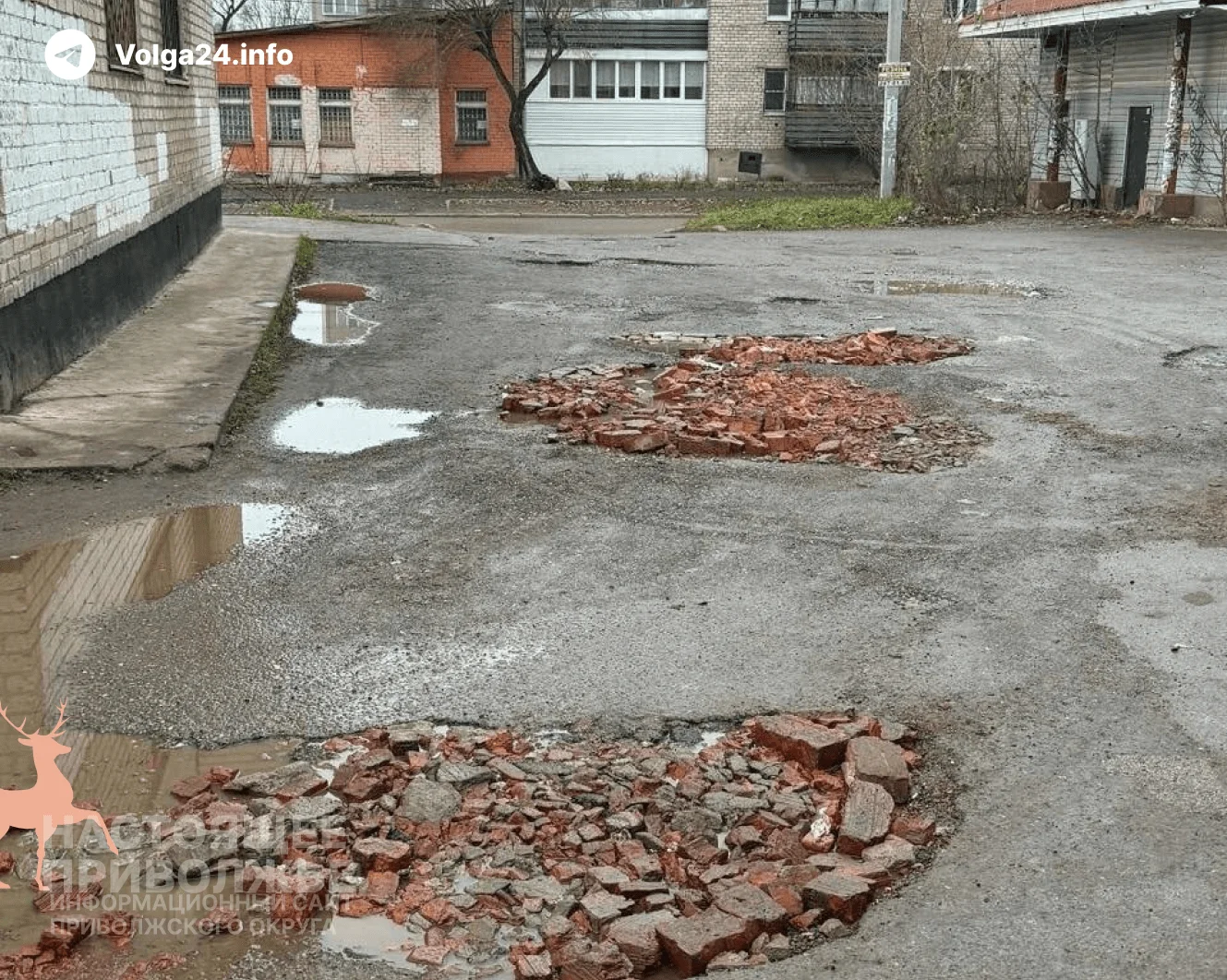 В Перми внедряют «инновации»: в Крохалёвке начали укладывать кирпичи прямо в лужи