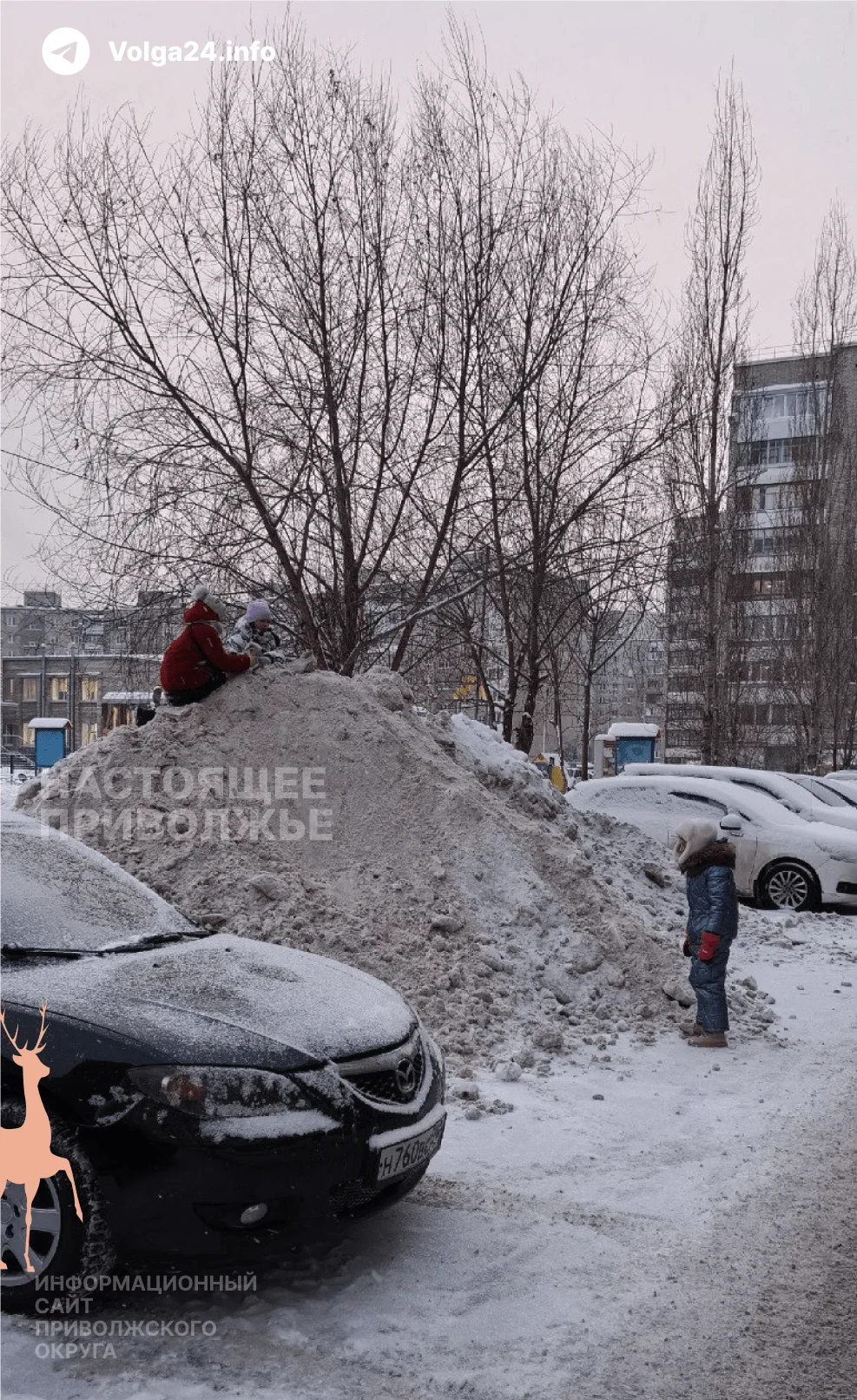 В Уфе коммунальщики завалили парковку снегом и требуют у жильцов деньги за его вывоз