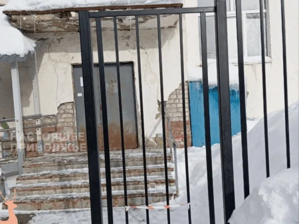 Поликлиника в&nbsp;Чебоксарах разваливается за&nbsp;новым забором