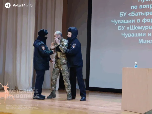 Полицейские пытались не пустить на трибуну участника СВО на слушаниях по больнице в Чувашии