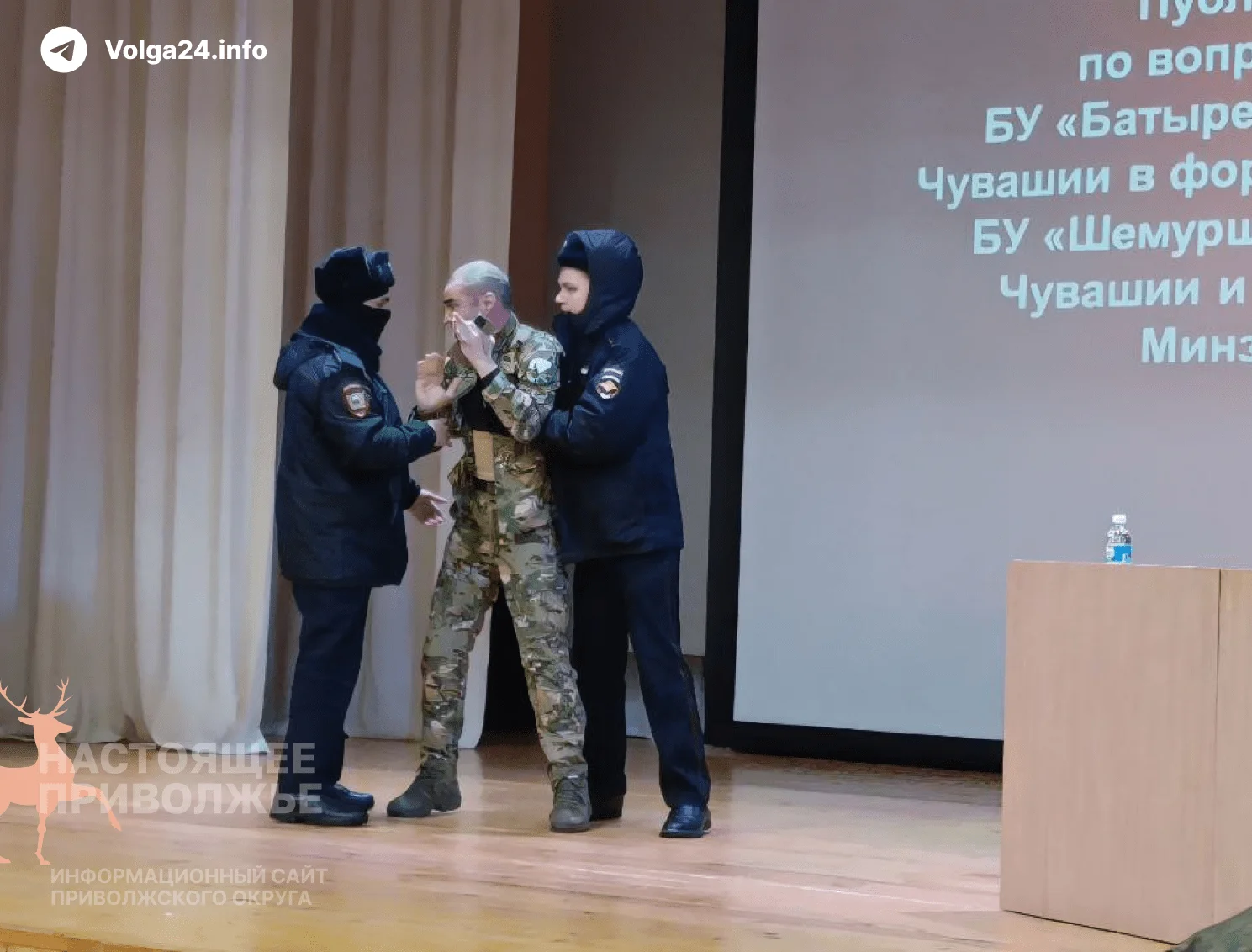 Полицейские пытались не пустить на трибуну участника СВО на слушаниях по больнице в Чувашии