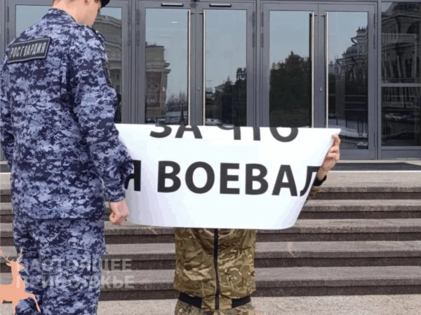 «За что я воевал?»: в Казани ветеран встал на колени перед зданием парламента