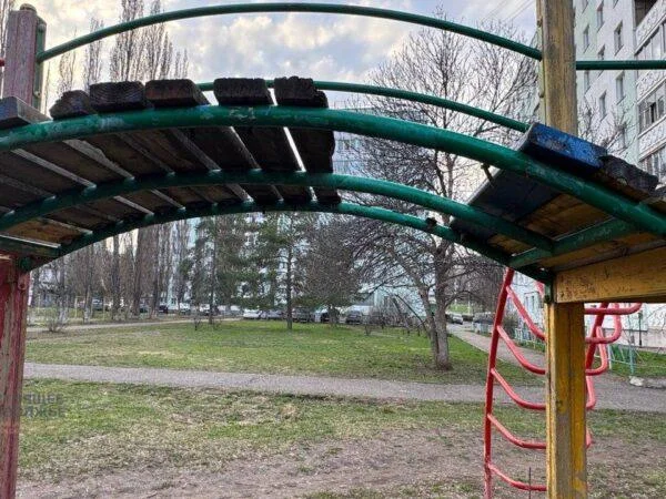 В&nbsp;Уфе&nbsp;дети рискуют здоровьем на&nbsp;гнилой площадке